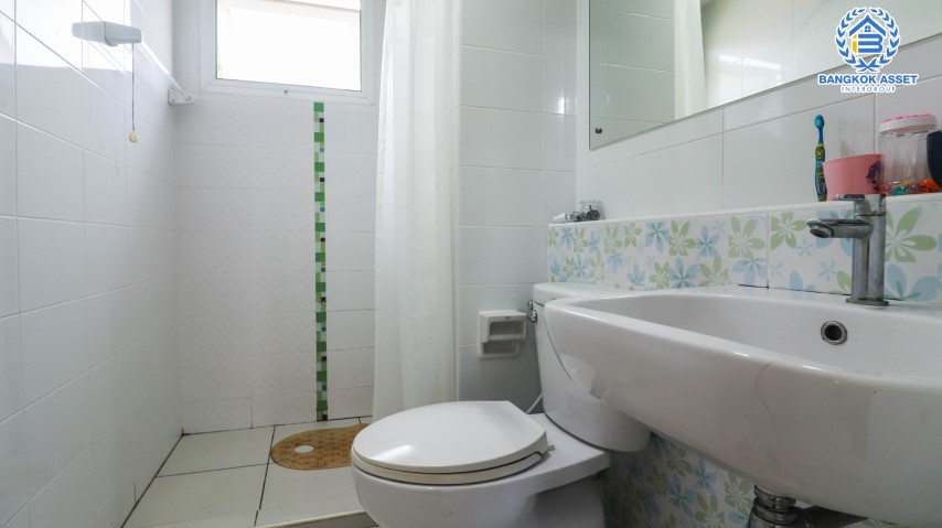 บ้านเดี่ยวมือสอง นนทบุรี ม.ชัยพฤกษ์ บางใหญ่ คุณภาพจากแบรนด์ L&H เนื้อที่กว้าง 56.20 ตร.ว. ฟังก์ชัน 3 ห้องนอน 3 ห้องน้ำ 2 ที่จอดรถ ภายในตกแต่งโมเดิร์น สภาพมือหนึ่ง พร้อมเข้าอยู่ได้เลย! โครงการตั้งบนทำเลเดินทางสะดวก ใกล้รถไฟฟ้าสายสีม่วง "สถานีคลองบางไผ่" และจุดขึ้นทางด่วน "กาญจนาภิเษก"